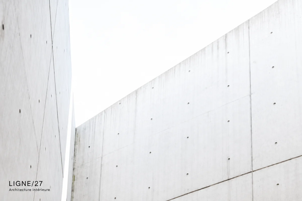 LIGNE/27 — composition architecturale minimaliste en béton clair