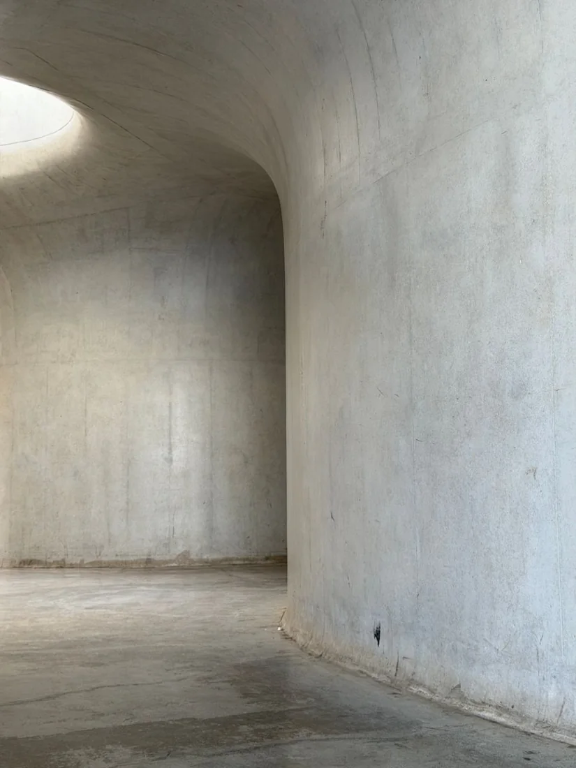 Architecture intérieure sculpturale en béton