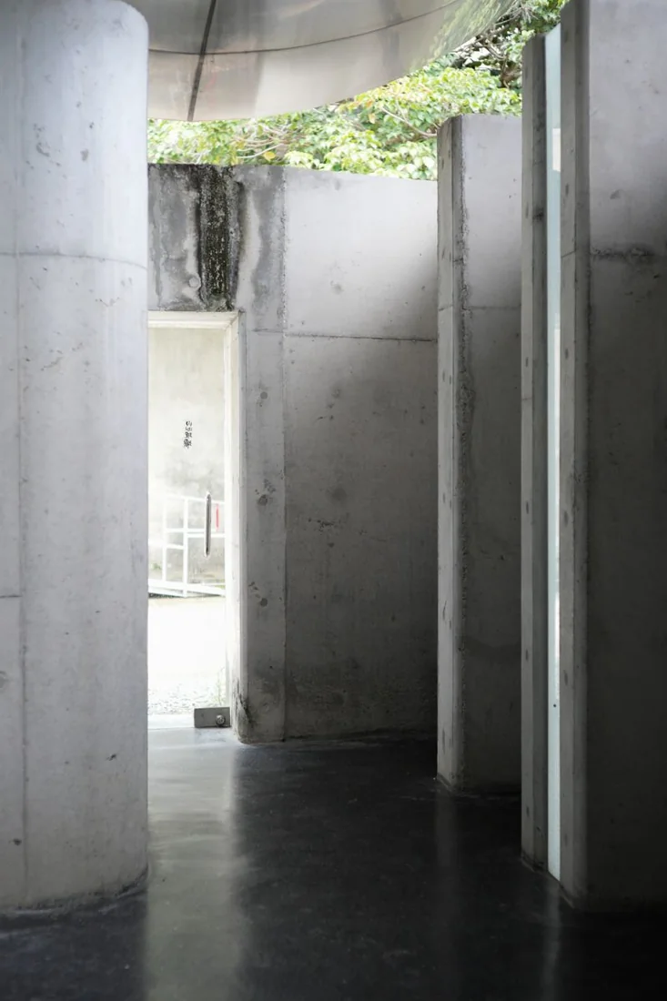 Espace retail contemporain lumineux