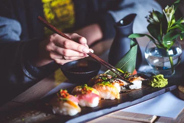 Sushi servis avec des baguettes